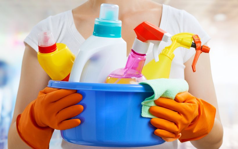 Los productos imprescindibles que una profesional de la limpieza usa en la  cocina